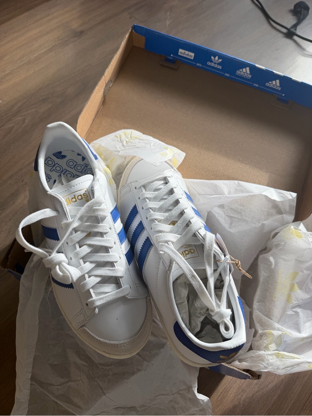 BNWT Adidas Women’s White & Blue Leather Original Sneaker - 8 Women